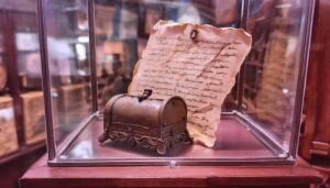 手紙とアンティークの小箱