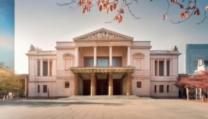 柱が印象的な歴史的劇場の外観