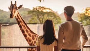 キリンを見る父娘