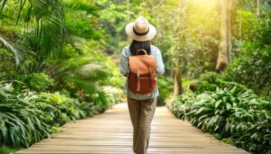 植物園を歩く女性