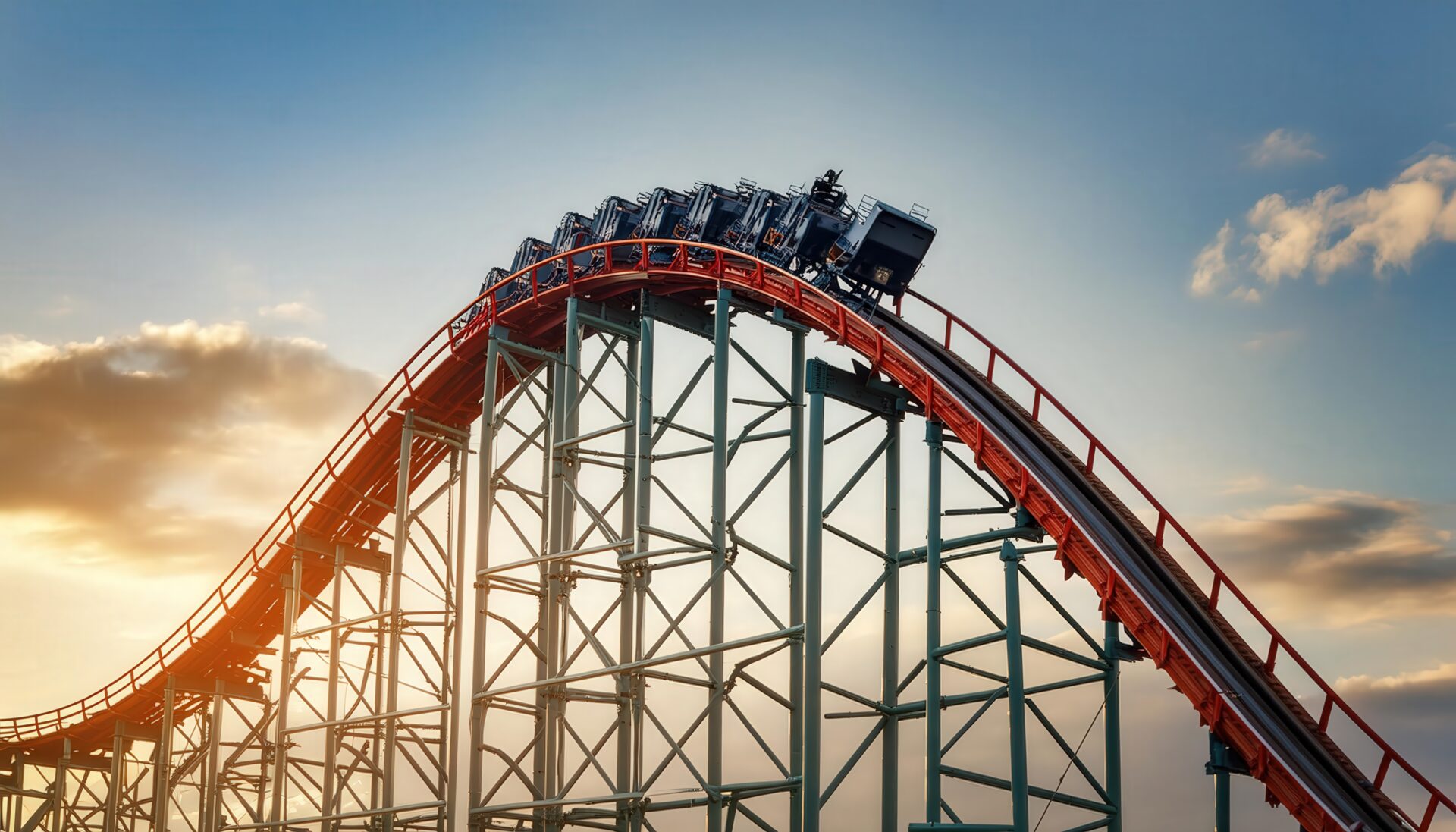 頂上に達するジェットコースター