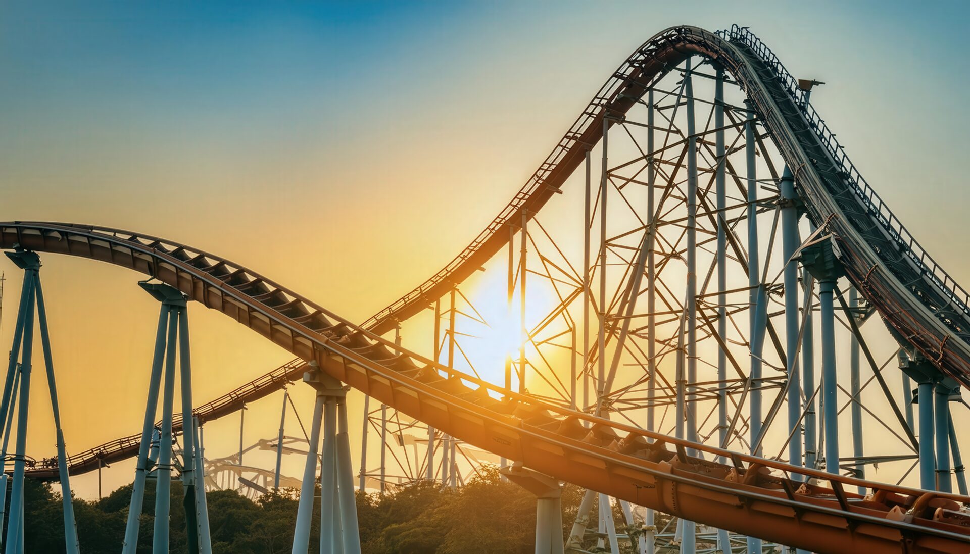 夕日に照らされたジェットコースター