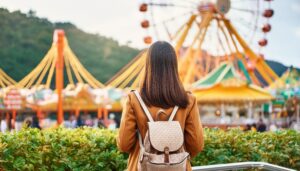 観覧車を眺める人の後ろ姿