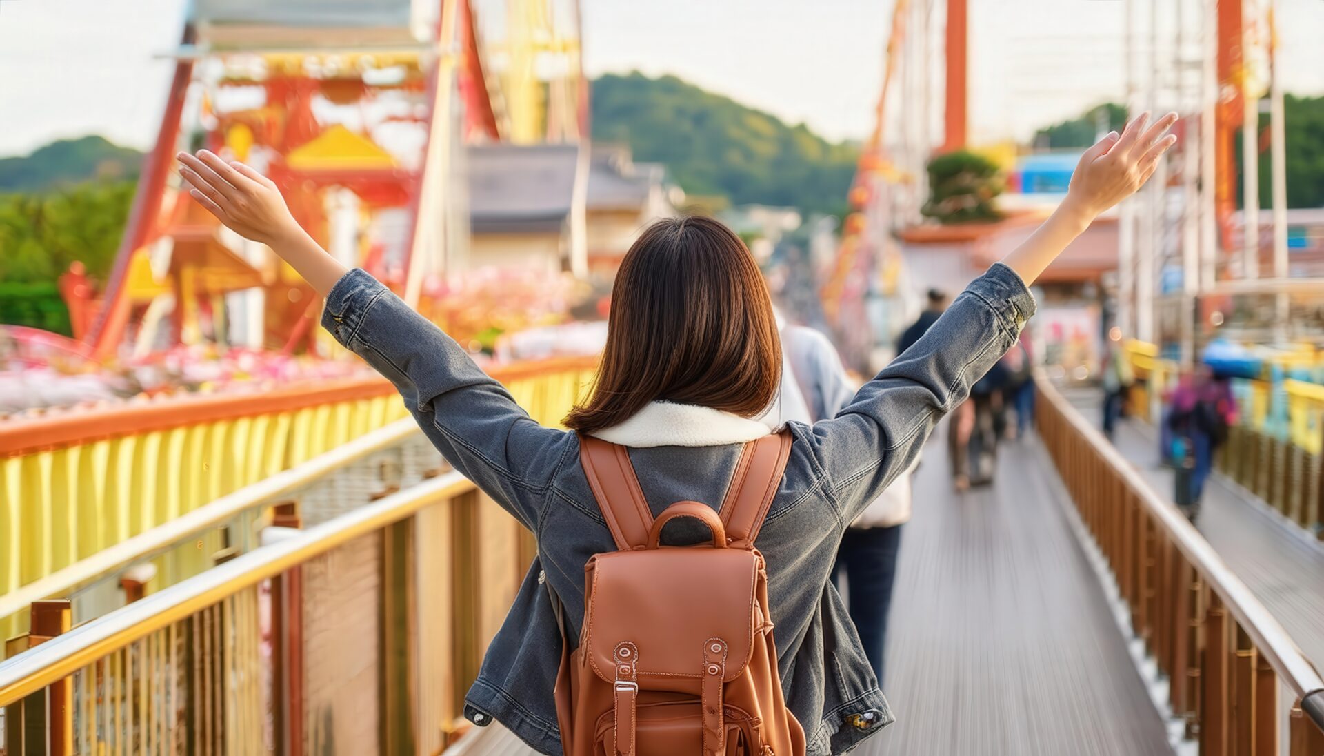 両手を広げた人物の後ろ姿