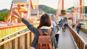 両手を広げた人物の後ろ姿