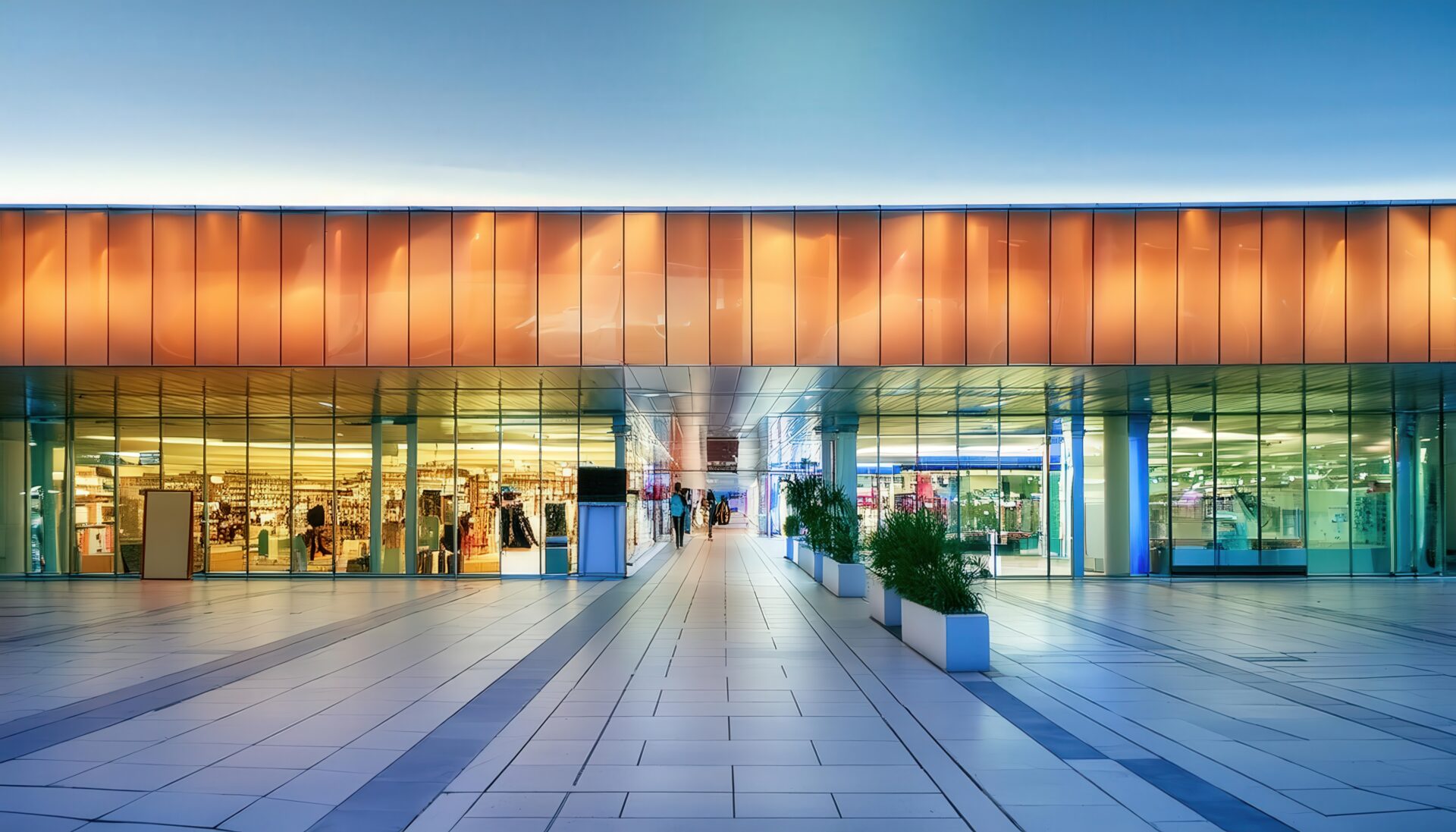 夜のショッピングモールの外観