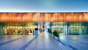 夜のショッピングモールの外観