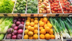 新鮮な野菜と果物のディスプレイ