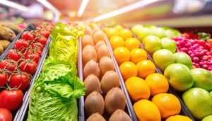 フルーツと野菜が並ぶ売り場