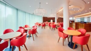 明るい雰囲気のカフェスペース