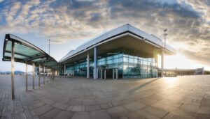 近代的なガラス張り空港