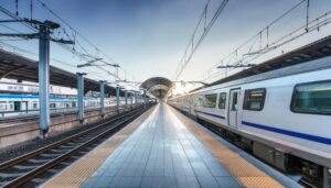 駅に停車する通勤列車