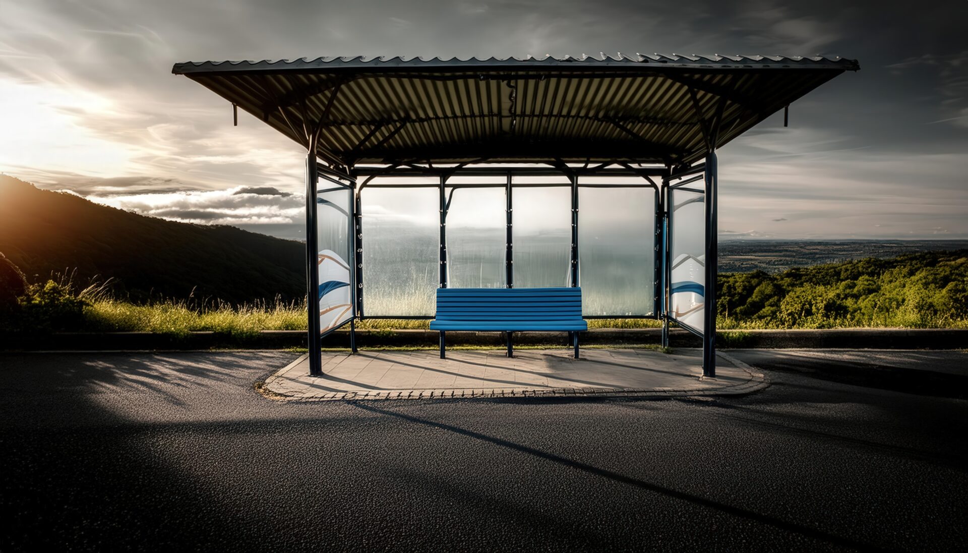 山間のバス停と夕暮れ空