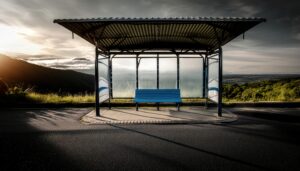 山間のバス停と夕暮れ空