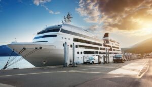 港に停泊するクルーズ船