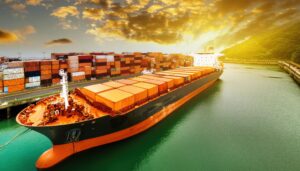 夕暮れのコンテナ船と港湾風景