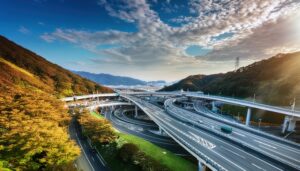 高速道路ジャンクションと山並み