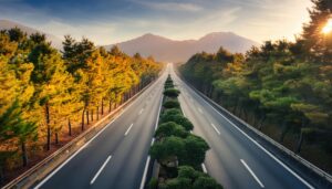 両側に木々が並ぶ高速道路の直線