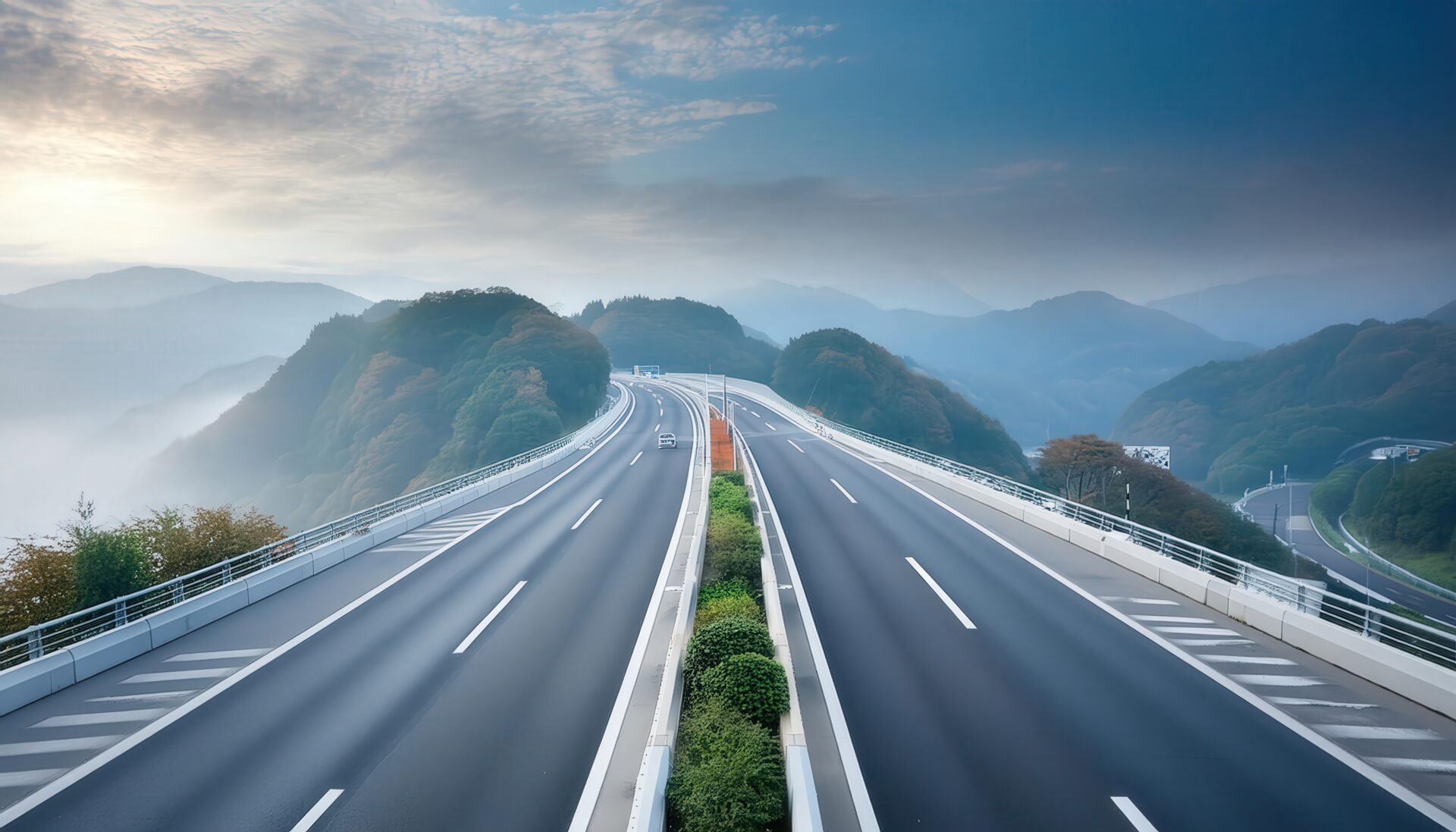 霧の山中を貫く高架高速道路