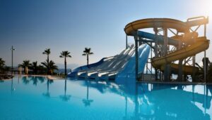 ウォータースライダーと海を望むリゾートプール