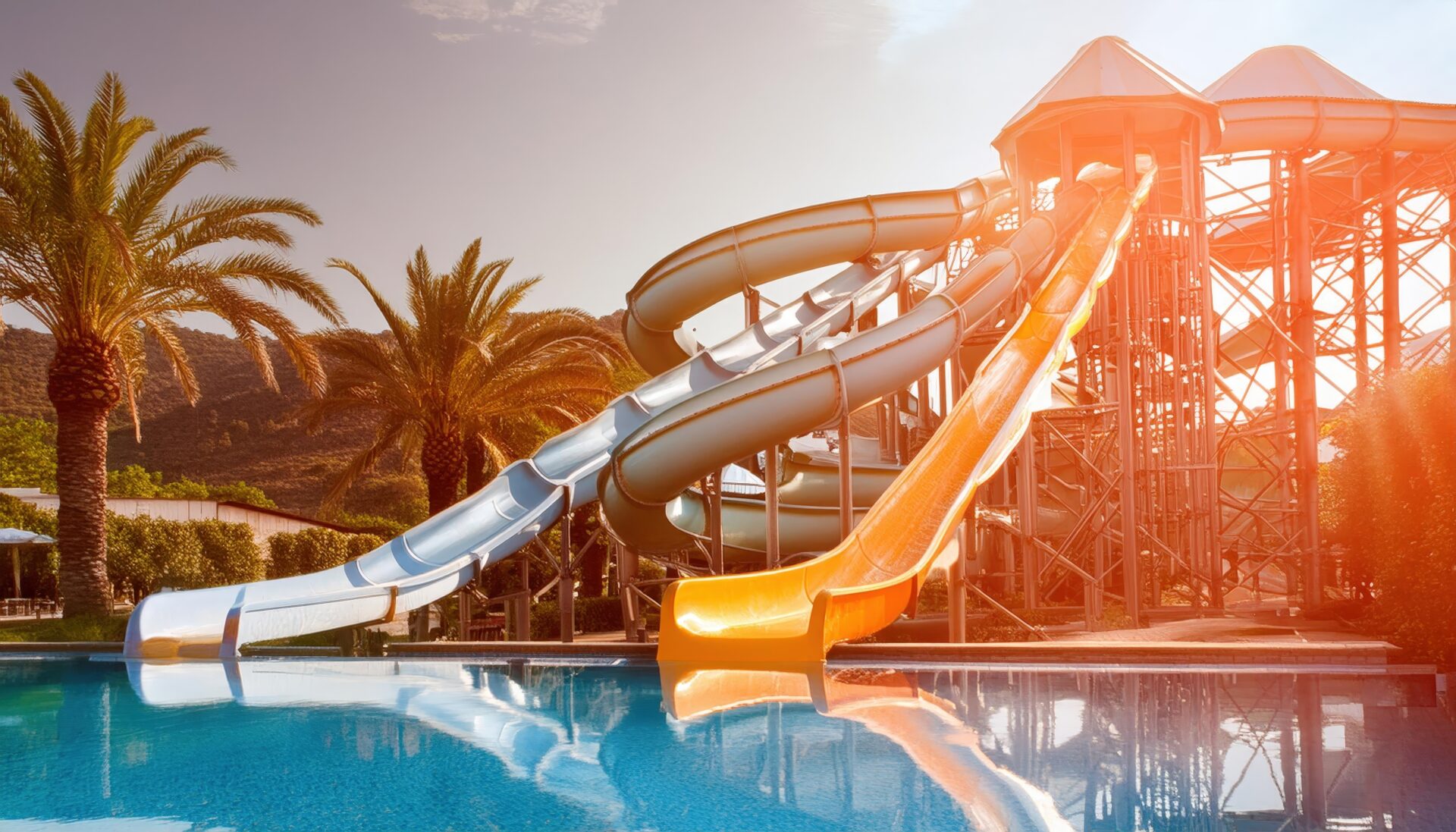 カーブの多いウォータースライダーとプール