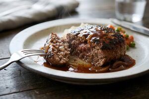 割ると肉汁があふれるハンバーグ
