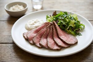薄切りのローストビーフとソース