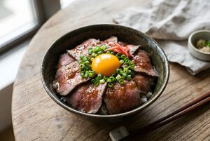 卵黄をのせたローストビーフ丼