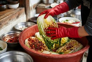 キムチを漬け込む手元