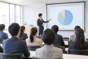 聴衆の後方から見たプレゼン会場と発表者