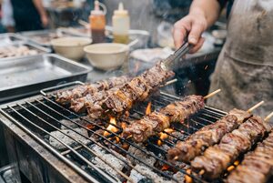 炭火で焼かれる牛串