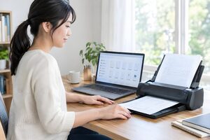 書類をスキャナーで電子化する20代女性