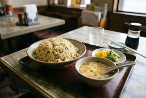 スープと漬物を添えたチャーハンセット