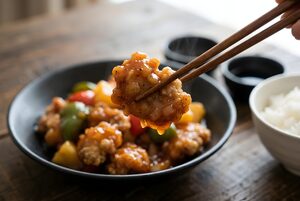 あんがつやつやの酢豚をつまむ箸