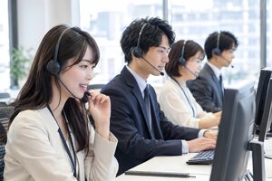 ヘッドセットでCRMを見ながら電話をかけるインサイドセールスのチーム