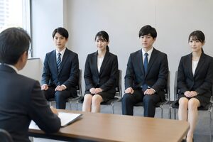 4人の応募者が横一列に並ぶ集団面接