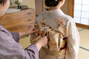 着付けで帯を結ぶ手元のクローズアップ