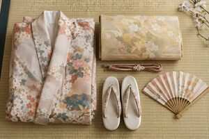 畳に並べた着物と帯、草履などの和装小物の俯瞰