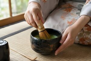 茶筅で抹茶を点てる手元のクローズアップ