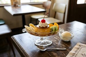 さくらんぼをのせたプリンアラモード