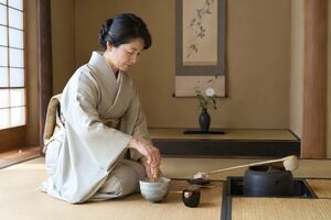 床の間のある茶室で点前をする50代の茶道の先生