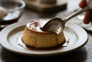 スプーンですくうなめらかなプリン