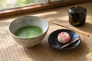 畳に置かれた抹茶の茶碗と季節の和菓子