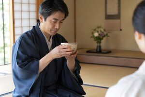 茶碗を両手で受け取り回してから飲む客の作法