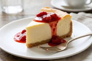 いちごソースをかけたチーズケーキ