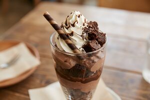 ブラウニーを散らしたチョコパフェ