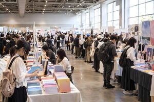 同人誌即売会の会場に並ぶ長机と来場者
