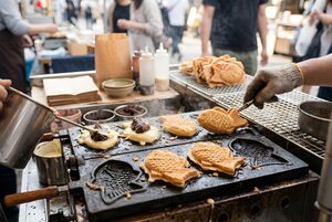 焼き型で焼かれるたい焼き