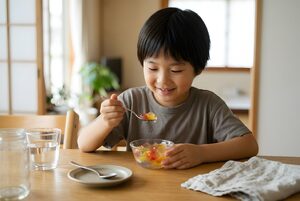 ゼリーを食べる子ども