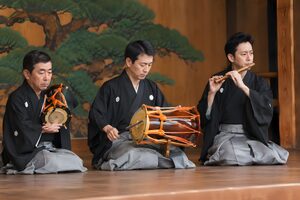 舞台後方で小鼓と笛を演奏する能の囃子方
